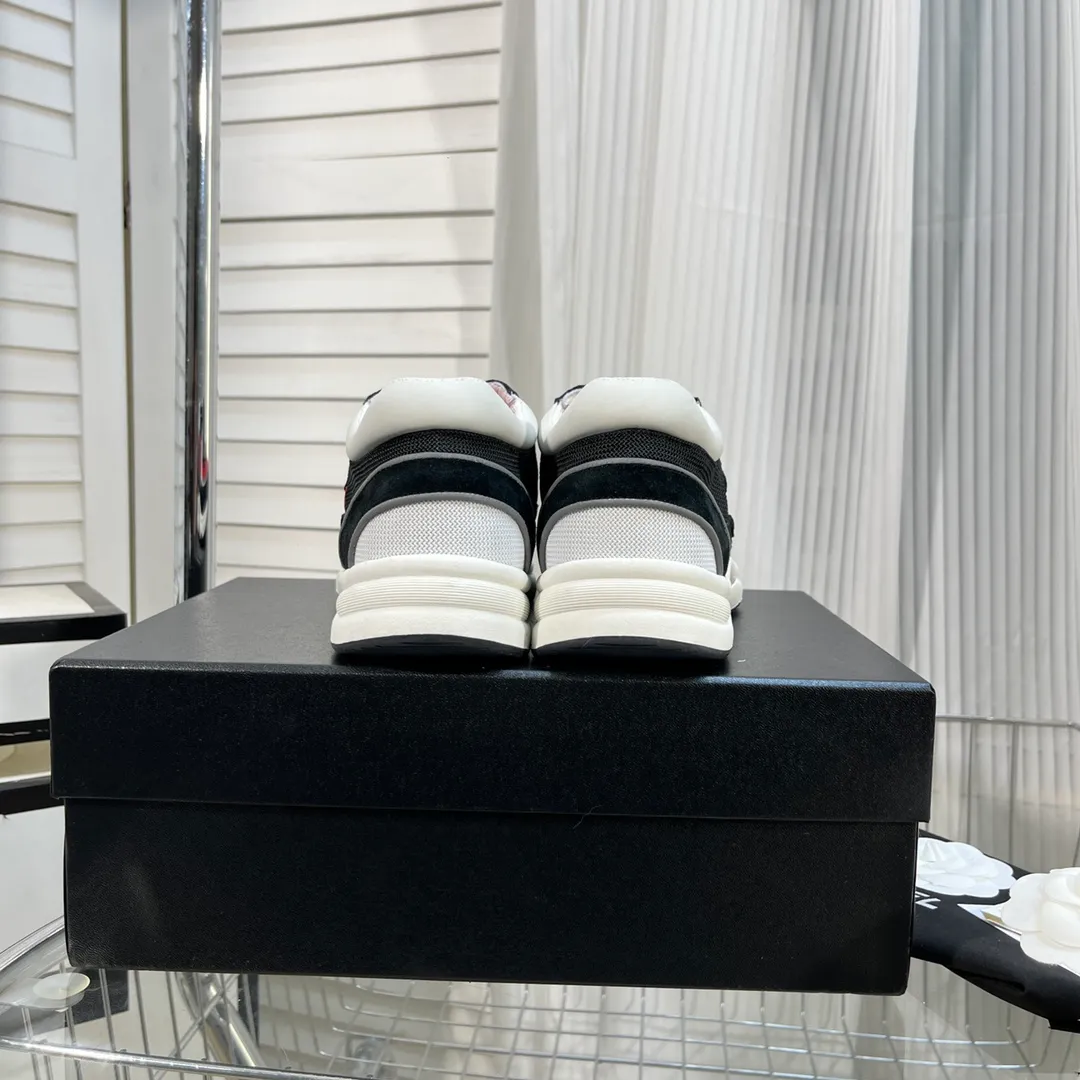 👟👟Ex-factory price 560👟👟 Chanel Chanel - 2022 counter top casual sports shoes This classic design; the upper is electro-embroidered with a variety of techniques; the outsole is fashionable and sporty; it is unusual to incorporate a variety of color matching elements... The diversified mix and match is very good-looking and versatile, casual, fashionable, sports and outdoor can be taken into account... ꫛꫀꪝ Go➫ Material: ❶Upper is made of: Original imported high mercerized smooth cow suede + electric embroidery technology + imported breathable mesh ❷Inner use: original imported breathable mesh ❸Outsole based on: original TPU combination outsole Counter boutique packaging complete set for women 35–42 men 38–46
